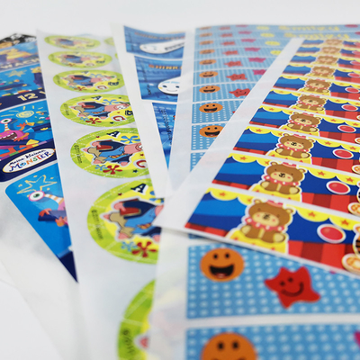 La bande dessinée brillante adhésive imprimable des étiquettes BOPP de CMYK a découpé des feuilles avec des matrices d'autocollant