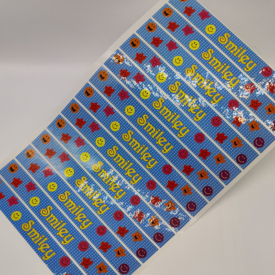 Les autocollants auto-adhésifs compensés de label ont adapté le papier aux besoins du client brillant d'autocollant de vinyle de CMYK